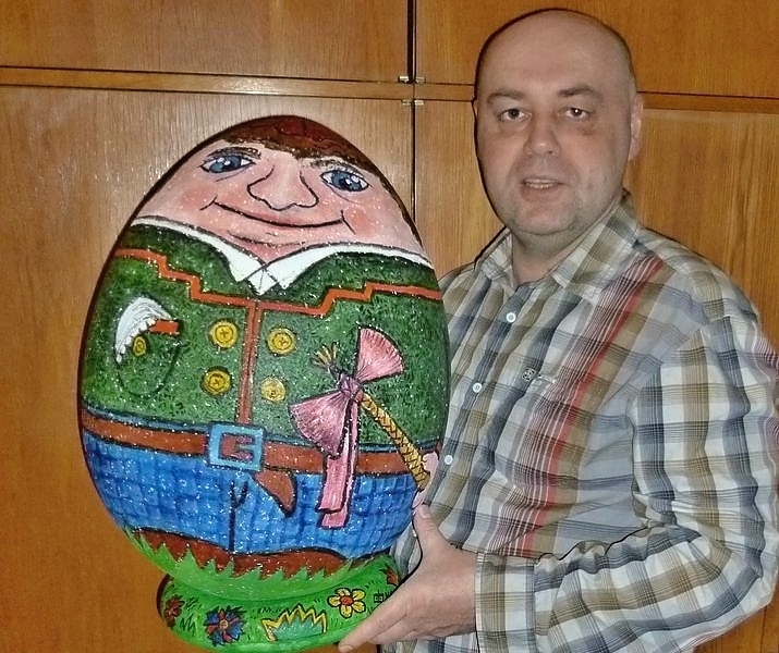 výtvarník Václav Roháč s kraslicí foto:Petr Novák