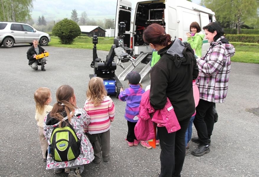 policie předvedla dětem ukázku robota tEODora zdroj foto:PČ
