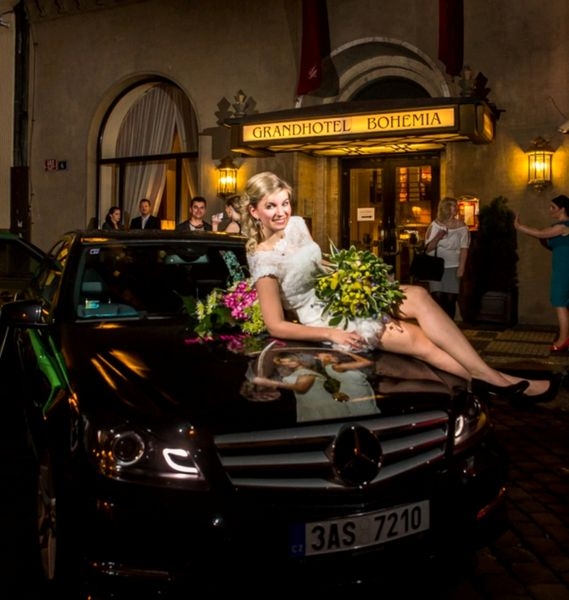vítězka s Mercedesem foto:Souboj nevěst