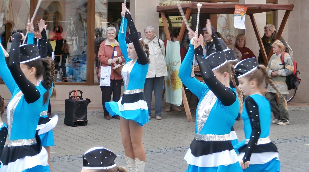Český den proti rakovině 2014 - mažoretky vystupují u stánku v Šumperku