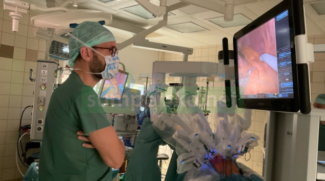 Chirurgové z FN Olomouc provedli jako první v České republice robotickou resekci slinivky břišní