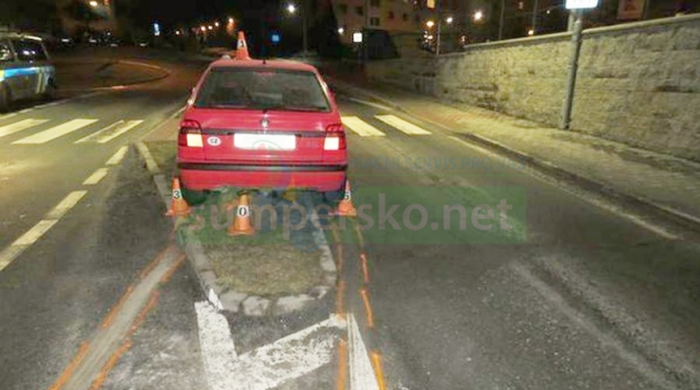 Řidič v Jeseníku najel na ostrůvek