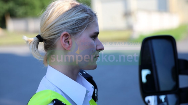 Vozidlo zachytilo dívku zpětným zrcátkem. Řidič z místa kolize ujel!