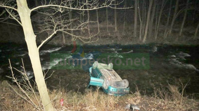 Řidič se měl polekat lesní zvěře a skončil na střeše v řece