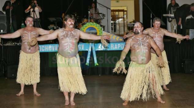 Božské pupky ovládly noční rapotínskou show