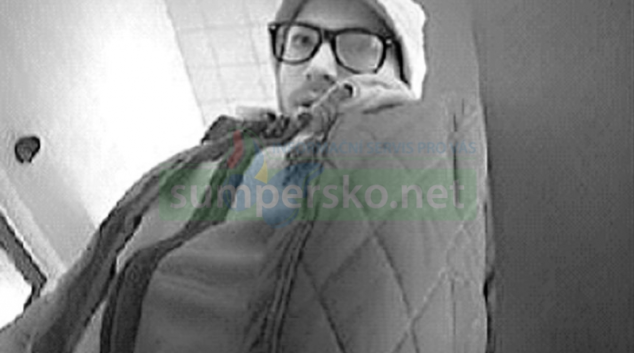 Během nákupu květin přišla seniorka o peněženku