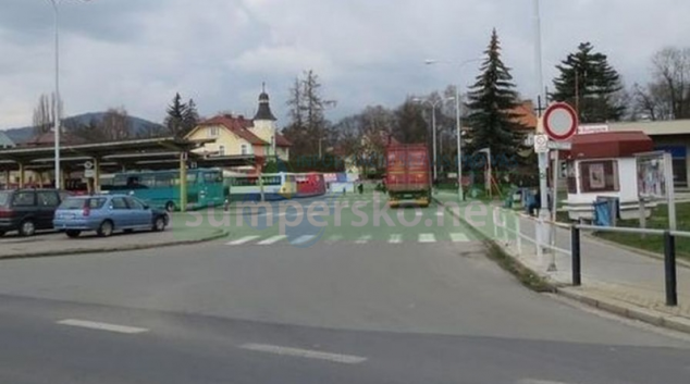 Řidič nákladního vozu poškodil autobusové nádraží v Šumperku