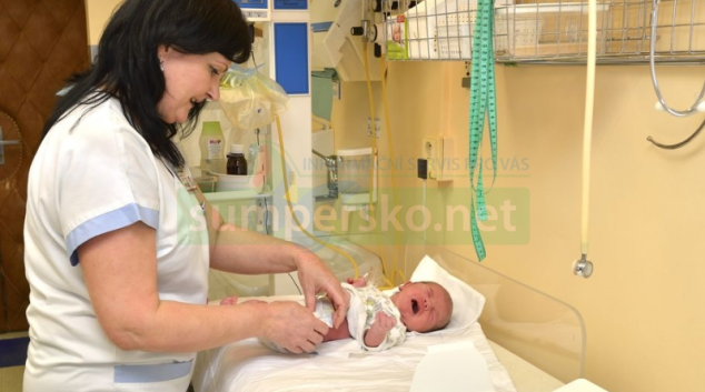 Narozená miminka nově změří až třetí den po porodu