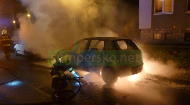 V Šumperku požár kompletně zničil zaparkované auto