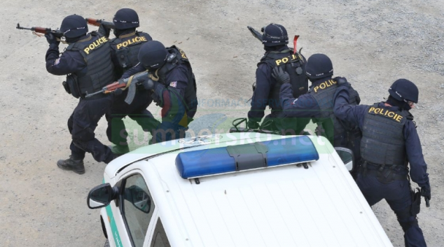 Dva zasahující policisté na Zábřežsku utrpěli zranění při pátrací akci