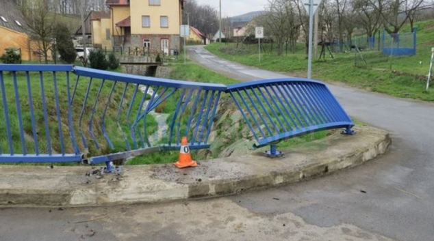 Řidič na Jesenicku poškodil kovové zábradlí mostku