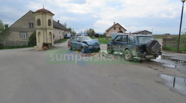 Opel vjel v Úsově do cesty felicii