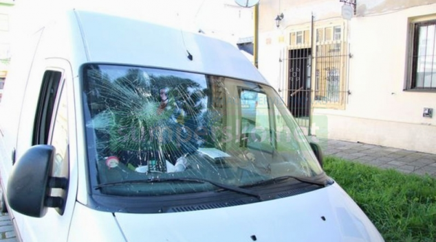 Vandal se vyřádil na zaparkovaném autě