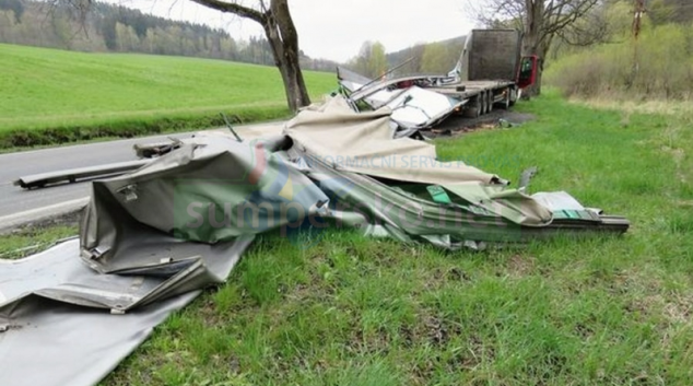 Nákladní vůz na Jesenicku se nevešel pod viadukt