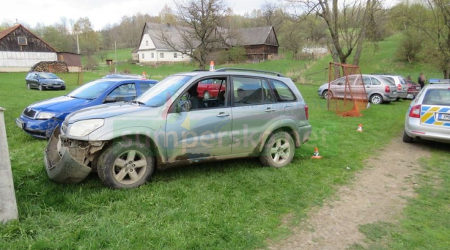 Opilému muži se nepodařilo zaparkovat na louce ve Vikanticích