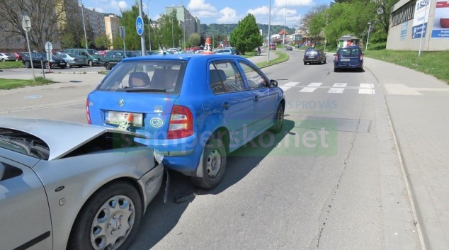 Řidič v Šumperku sledoval dělníky u silnice a havaroval