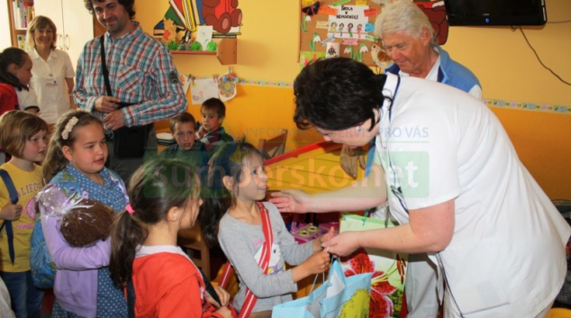 Školáci z Písařova potěšili děti v Šumperské nemocnici