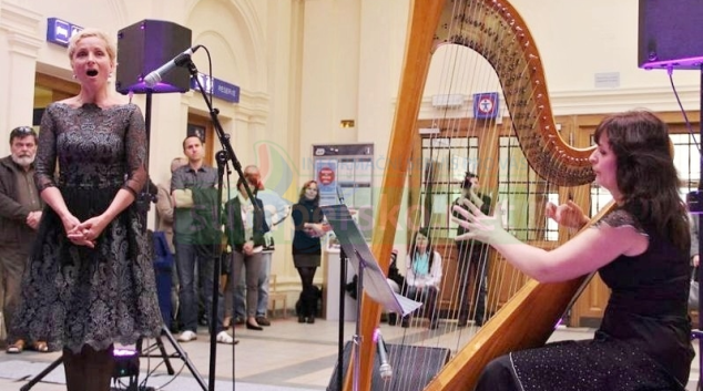 Vlaková nádraží v kraji oživují netradiční koncerty