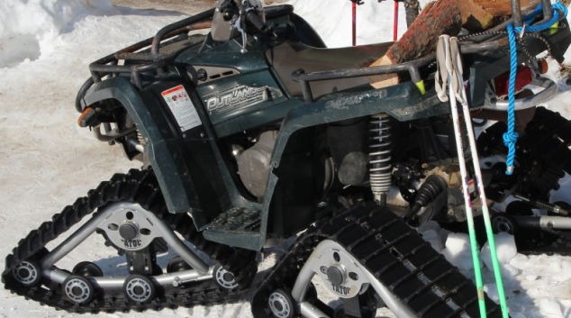 Podnapilý muž jezdil na sněžném skůtru po sídlišti