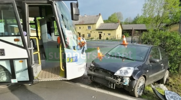 Řidič na Jesenicku zřejmě přehlédl odbočující autobus