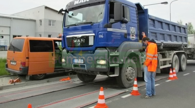 Nákladní vozidla musela projít kontrolou přes tři stanoviště