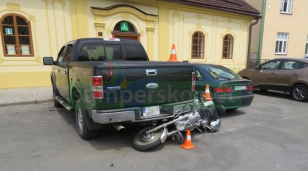 Na Jesenicku havarovali řidiči osobních aut, motocyklů i cyklisté
