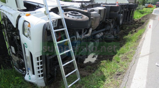 Kamion na Štítecku najel na krajnici, která se pod ním utrhla