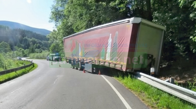 Od nákladního vozu se za jízdy odpojil návěs