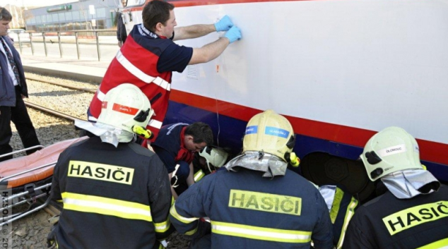 Hasiči pomohli vyprostit zraněného chlapce z pod tramvaje v Olomouci