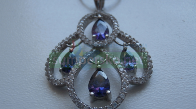 Údajně drahé kameny ve špercích byly ze skla