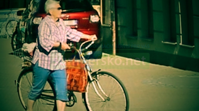 Žena v Šumperku přišla o tašku z nosiče kola