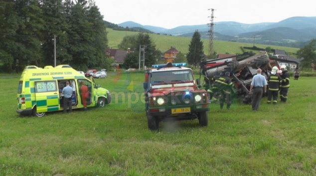 V Jeseníku se převrátil traktor se dřevem
