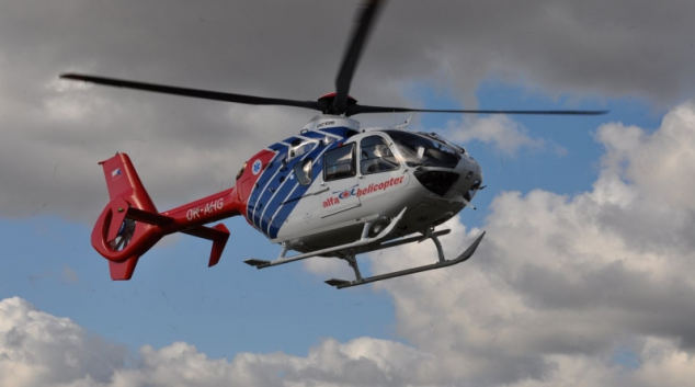 Pád větve na muže si vyžádal letecký transport