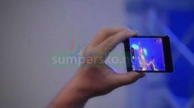 Řidič zapomněl mobil na střeše auta