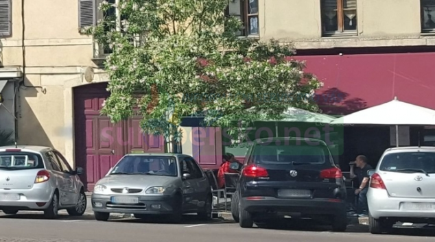 Řidič nechal klíče ve dveřích auta a peněženku na střeše