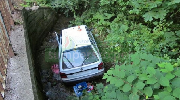 Při nehodě na Hanušovicku spadlo auto do potoka