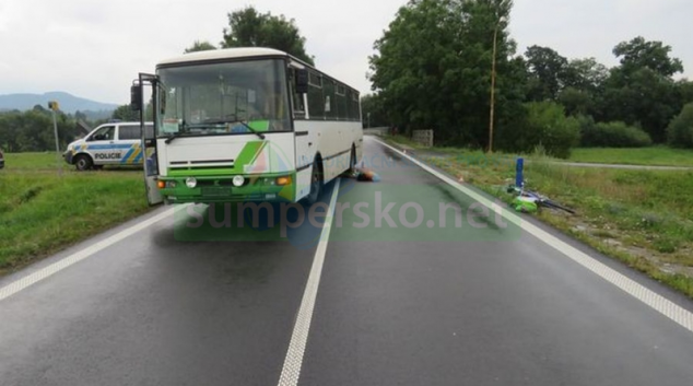 Těžkým zraněním skončil střet cyklistky s autobusem u Chromče