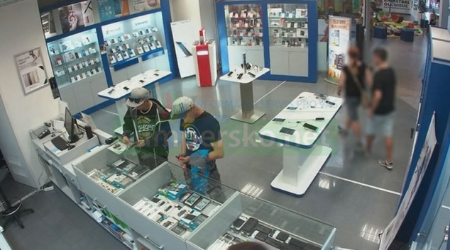 Podvodníci předstírali zájem o koupi mobilu a okradli prodavače