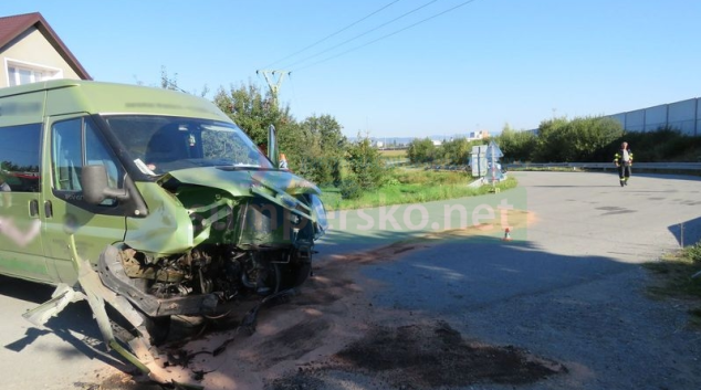 Dvě vozidla se srazila v zatáčce na okraji obce Rájec