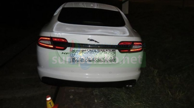 Cizinec v Jaguaru jel rychle přes železniční přejezd