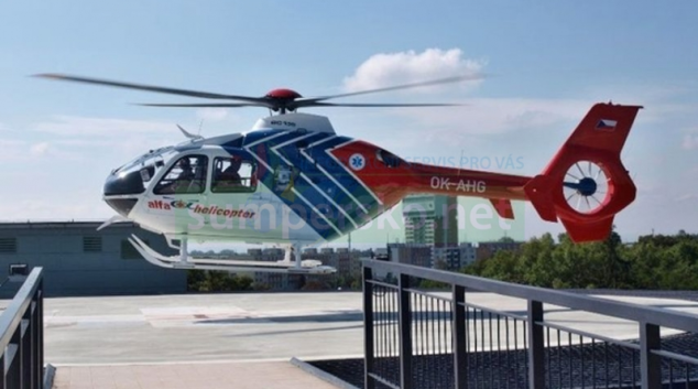 Záchranářský vrtulník musel přistát v řepném poli