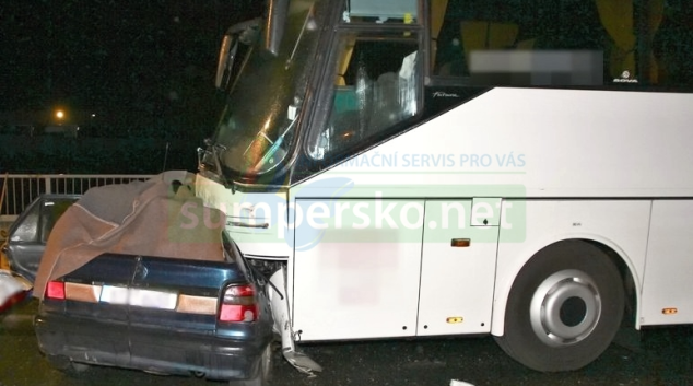 Tragická dopravní nehoda osobního vozidla s autobusem v Zábřehu