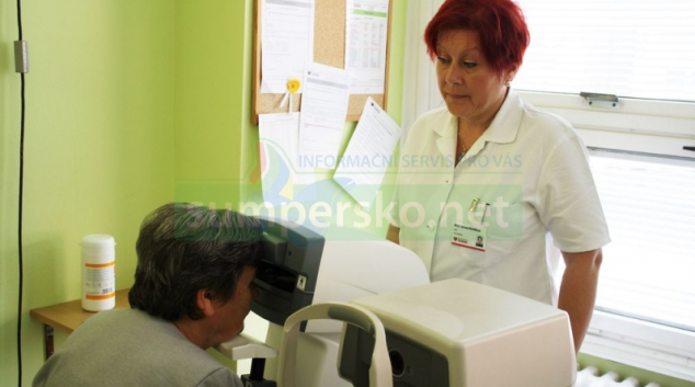 Oční lékařka Renata Michálková představuje tonometr, který odhalí zelený zákal