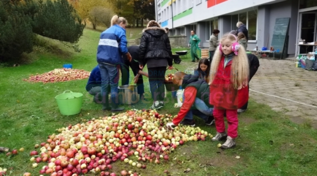 FOTO:Školáci na „Pětce“ v Šumperku moštovali i koštovali