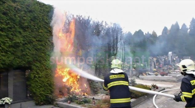Na šumperském hřbitově hořely túje