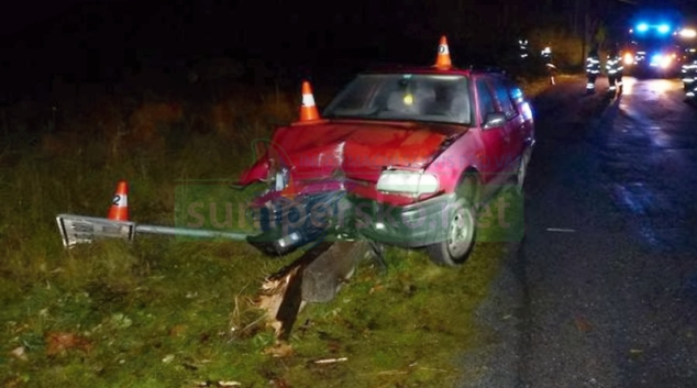 Při nehodě na Jesenicku došlo k přelomení sloupu telefonního vedení