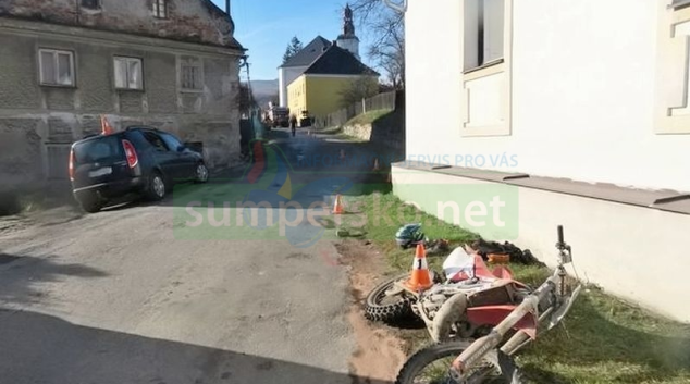 Motorkář při nehodě narazil do zdi domu