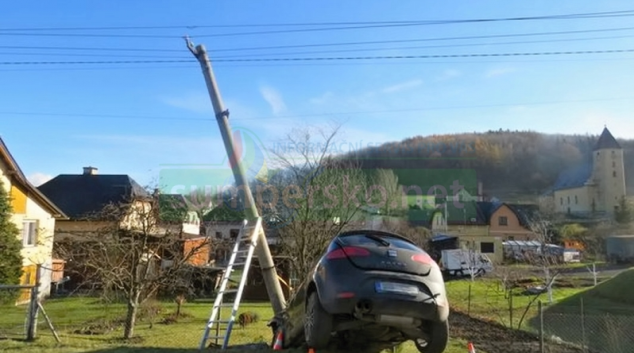 Řidič ve Vápenné předjížděl v málo přehledném místě