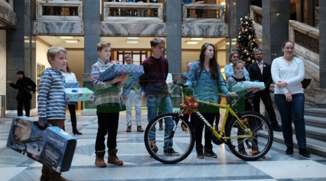 Děti, které při dopravních nehodách přišly o rodiče, dostaly dárky podle přání