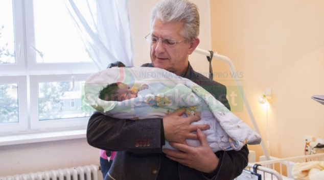  Hejtman Košta obdaroval první dítě Olomouckého kraje roku 2017